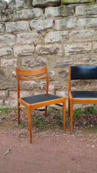 Beautés scandinaves des années 1960 ❤️ Toutes de bois massif et skaï noir en superbe état ✨
Deux jolies paires, différentes et assorties à la fois 👌
Pour ceux qui sont tiraillés entre chaises dépareillées et série 😘

#chaisevintage #annees60 #scandinave #designscandinave #skaïnoir #decorationinterieur #mamaisonenoccasion #lille #mobilierdesign #mobiliervintage