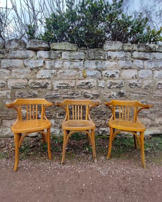 Tadammmm, mais ce sont des fauteuils courbés du célèbre Baumann des années 1950 😍
Dans la chambre, dans le salon, comme chaise de bureau ou en bout de table, vous lui trouverez sa place 👌Et surtout, vous apprécierez leurs histoires et leurs patines toutes différentes, 3 estampillées et 4 non estampillées ❤️

#chaisevintage #fauteuilvintage #boiscourbé #baumann #chaisebistrot #chaisebureau #fauteuilbureau #ducachet #decorationinterieur #mamaisonenoccasion #lille #lillemaville
