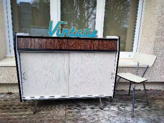 ❤️Adopté
✨ Très rare dans ce superbe état, cette enfilade vintage en Formica des années 1960, avec ses pieds obliques chromé 😍
2 tiroirs 2 portes coulissantes
Une étagère
L124 P49 H101
Très fonctionnelle, passe partout 😅 Enfilade, buffet, bahut, meuble d'entrée, meuble TV, vaisselier... 
Toujours à un joli prix @mamaisonenoccasion ;) 
💡Possibilité de relooker les pieds et poignées en noir brillant 🖌️🎨🖤

#meublevintage #meubleformica #enfiladevintage #formica #annees50 #annees60 #fifties #mamaisonenoccasion #lille #lillemaville #passionvintage